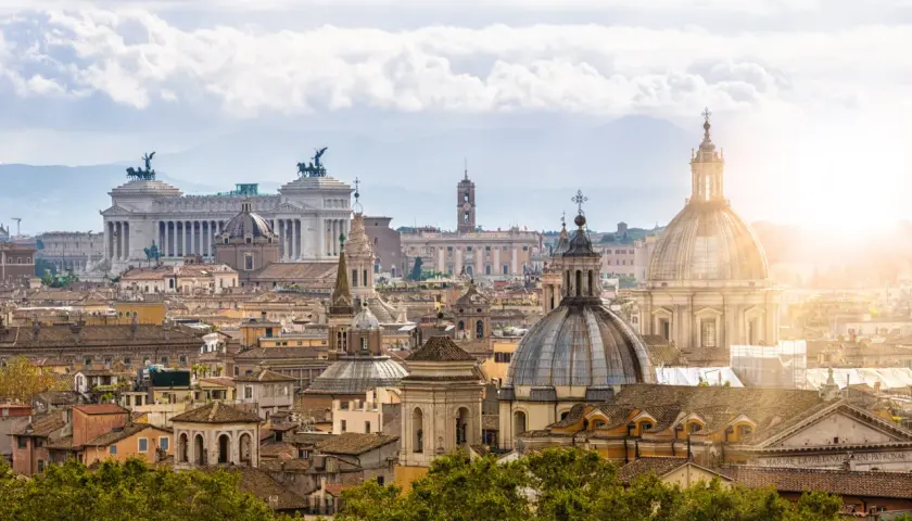 Panorama di Roma con cupole, monumenti e tetti, un vero spettacolo da vedere a Roma.