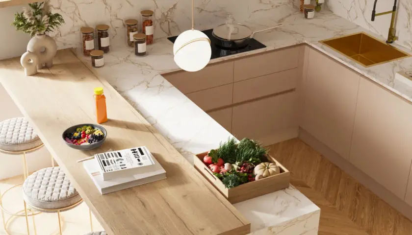 Un angolo cucina moderno con un piano cucina fai da te in legno, sgabelli imbottiti, frutta fresca e verdure in una cassetta.