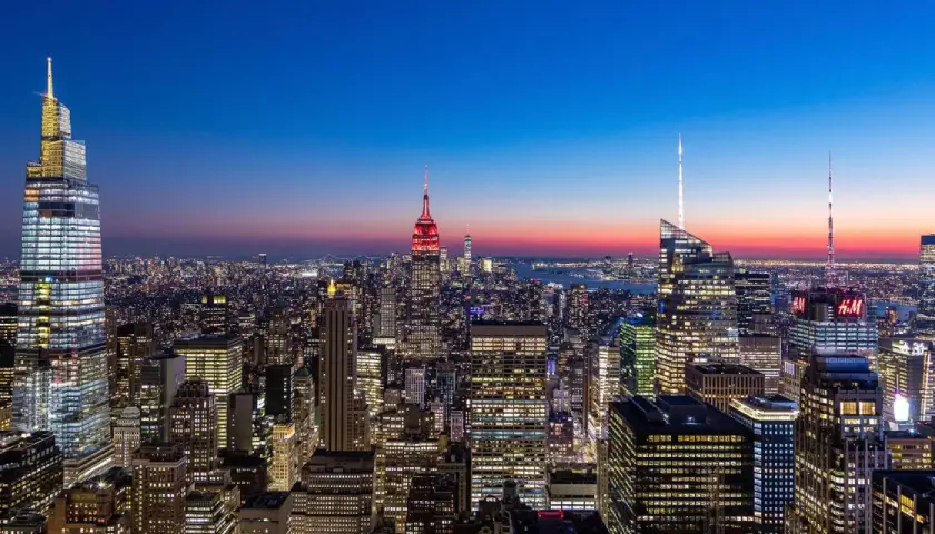 New York bei Nacht: Skyline mit Empire State Building und vielen Lichtern. Was muss man in New York gesehen haben? Diese Aussicht ist ein Muss!