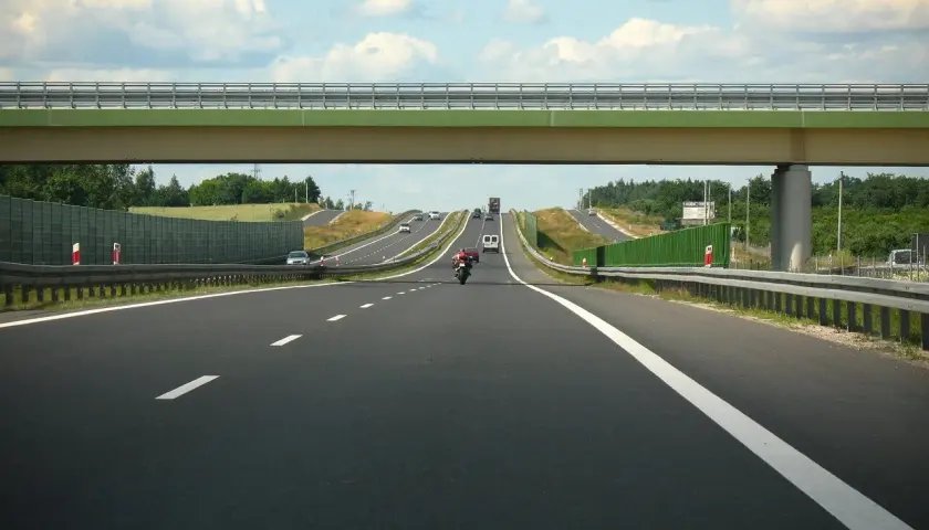 Autostrada w Niemczech, pod wiaduktem, z ruchem samochodowym. Zastanawiasz się, ile kosztuje km autostrady w Niemczech?