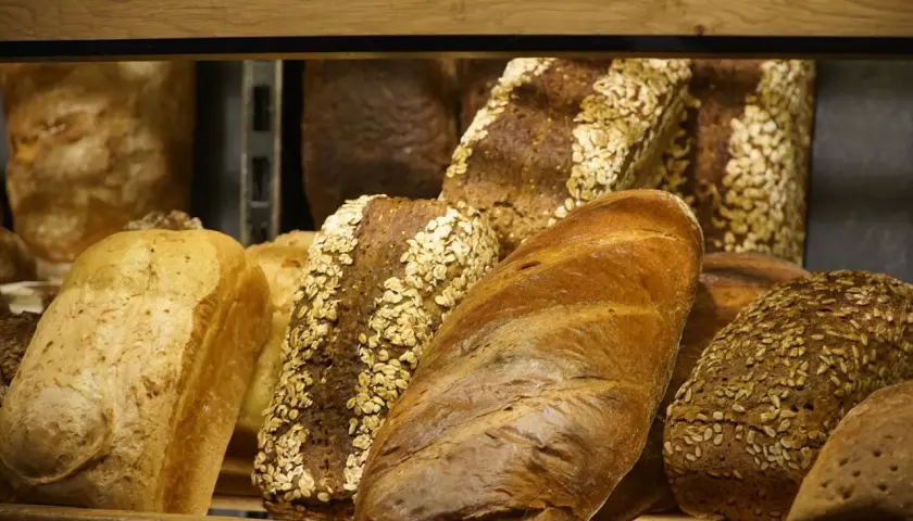 Różnorodne pieczywo, w tym bochenki z płatkami owsianymi i słonecznikiem. Szukasz pieczywo, jakie nie zawiera glutenu?