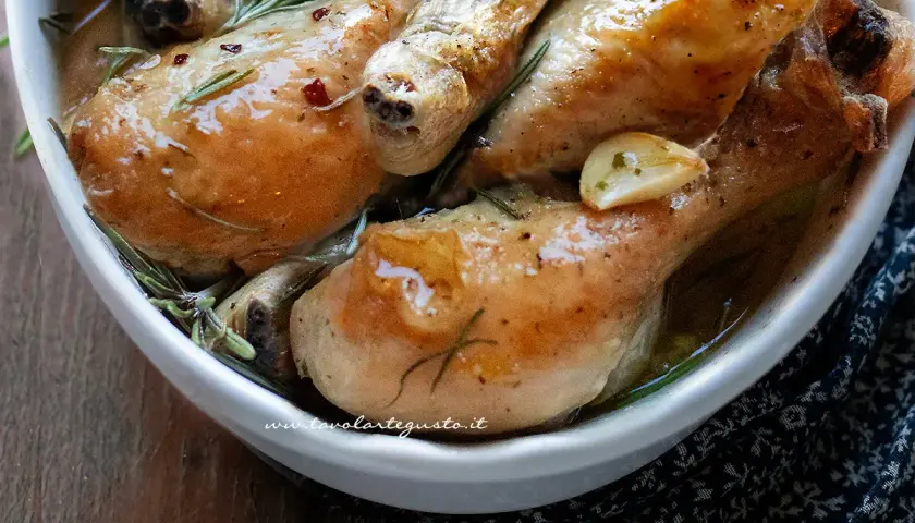 Fusi di pollo succulenti in una teglia, profumati al rosmarino e aglio. Perfetti per ricette sfiziose e un pranzo gustoso.