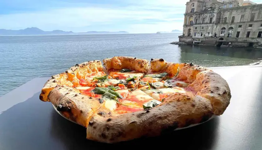 Pizza napoletana con vista sul mare e Castel dell'Ovo. Un assaggio delle migliori pizzerie Napoli.