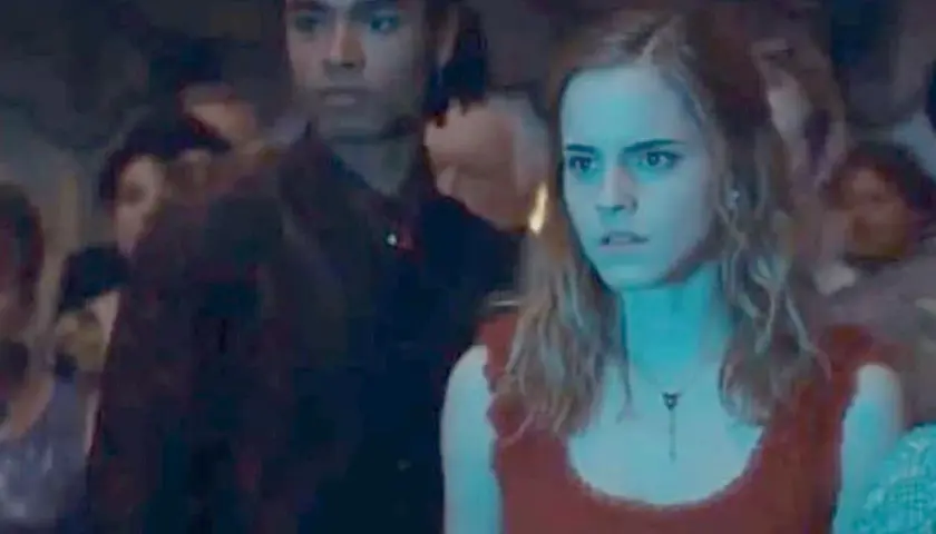 Regé-Jean Page jako nowy czarodziej w świecie Harry'ego Pottera, obok Hermiony Granger.