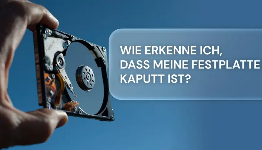 Hand hält defekte Festplatte. Text: "Wie erkenne ich, dass meine Festplatte kaputt ist?" - typische festplatte defekt symptome.