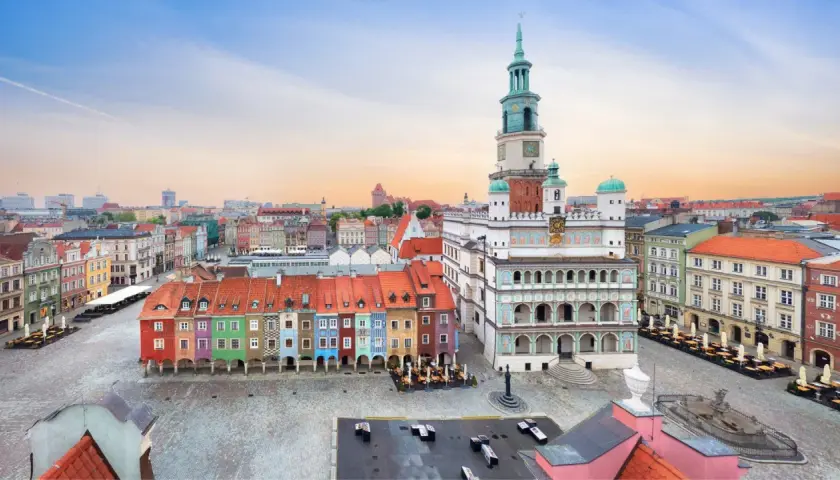 Poznański Rynek, jeden z najpiękniejszych rynków w Polsce, z kolorowymi kamieniczkami i renesansowym ratuszem.