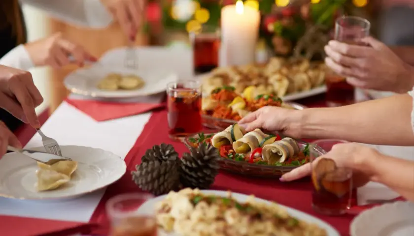 Rodzinne święta, zastanawiasz się, ile kosztuje catering świąteczny? Na stole pierogi, śledzie i gorące napoje.