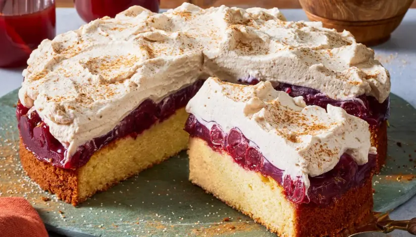Ein saftiger **kuchen zum Adventskaffee** mit Kirschen und luftiger Sahne, bestäubt mit Zimt. Perfekt für gemütliche Stunden.