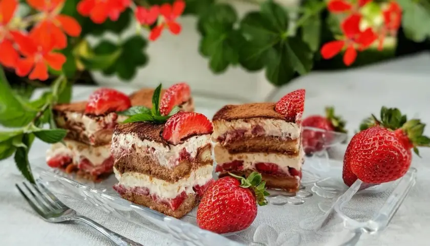 Pyszne tiramisu truskawkowe przepis na deser pełen lata. Świeże truskawki i kremowy ser tworzą idealne połączenie.