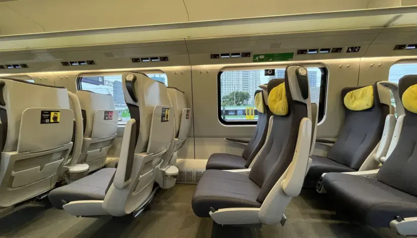 Wygodne fotele w Pendolino 2 klasą, co w cenie biletu. Czekają na pasażerów, by podróż była komfortowa.