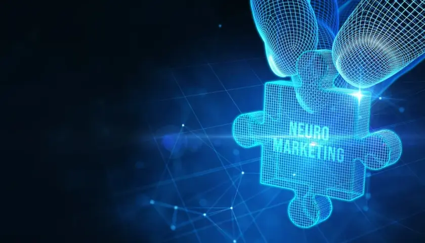 Cyfrowa łamigłówka z napisem "NEURO MARKETING" w technologii siatkowej, trzymana przez dłoń.