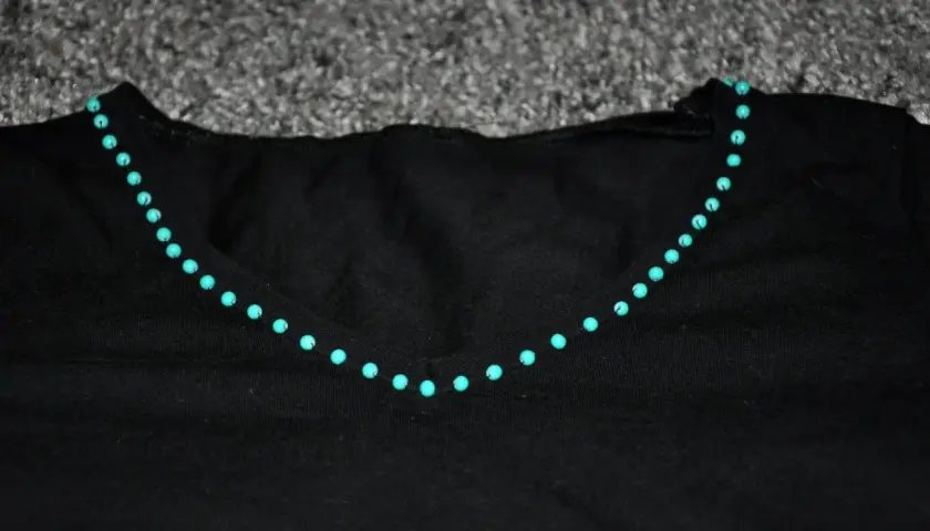 Ozdabianie bluzki koralikami: DIY krok po kroku. Stwórz unikalny styl!
