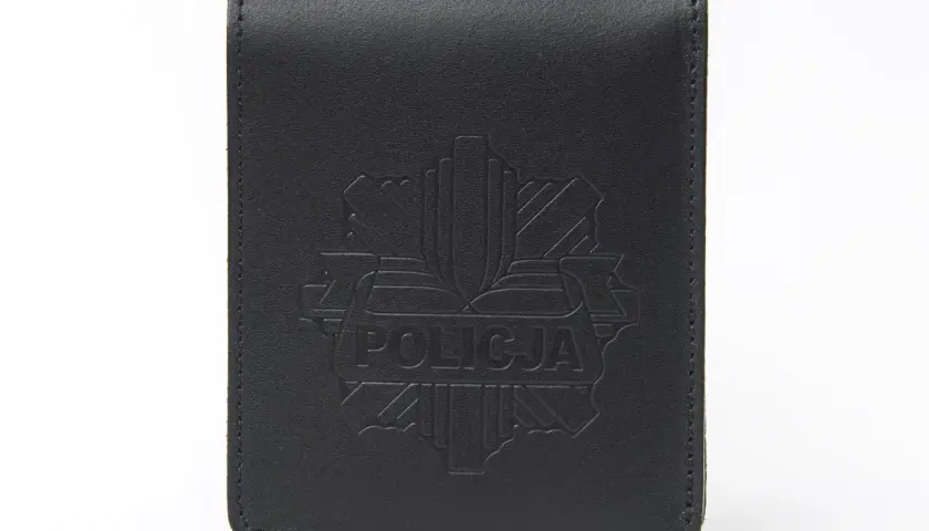 Czarne, skórzane etui na legitymację z wytłoczonym godłem Policji. Zapewnia skuteczną ochronę dokumentu.