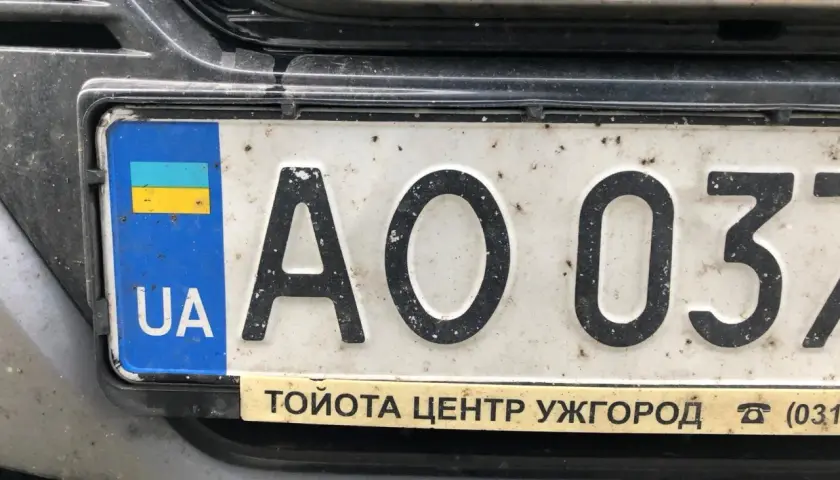 Ukraińska rejestracja UA AO 037 z flagą Ukrainy. Widoczny napis "TOYOTA CENTR UZHHOROD".