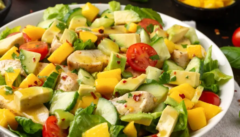 Tropikalne połączenie: sałatka z kurczakiem i mango - przepis