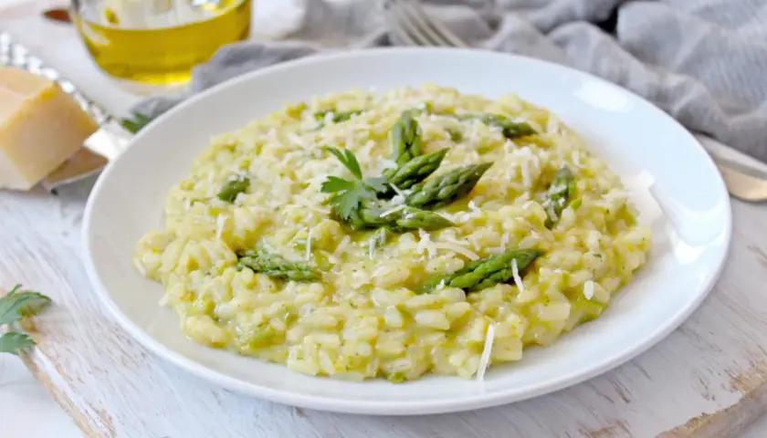 Risotto crémeux aux asperges, parsemé de parmesan. Un délice qui invite à se demander : que boire avec un risotto ?