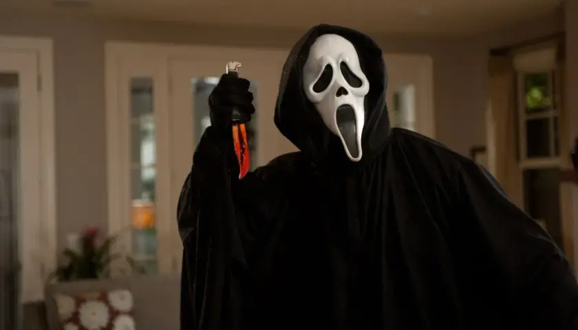Postać w masce Ghostface z filmu "Krzyk" trzyma nóż.