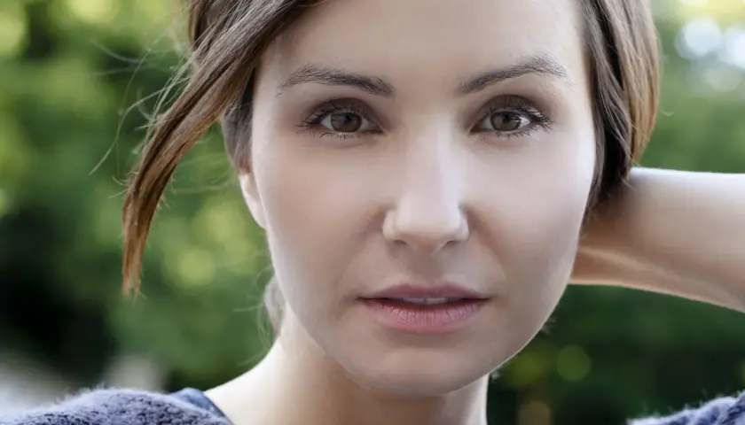 Portret młodej kobiety z brązowymi oczami i włosami, idealne zdjecia do portfolio.