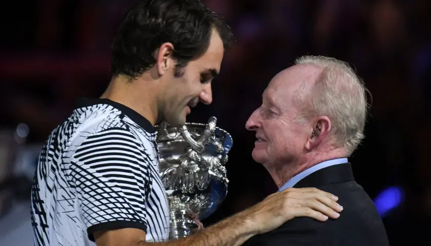 Tenisista Federer z pucharem, wzruszający moment po zwycięstwie.