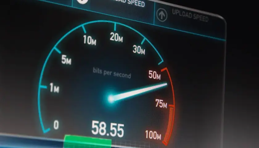 Test de débit internet : l'aiguille indique 58.55 Mbps, une mesure de la vitesse de téléchargement.