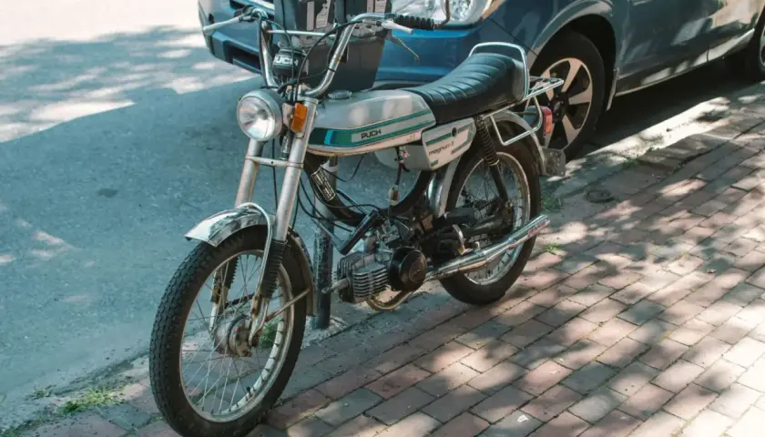 Moped Puch Magnum II plateado aparcado en la acera. ¿Se puede matricular una moto sin papeles?