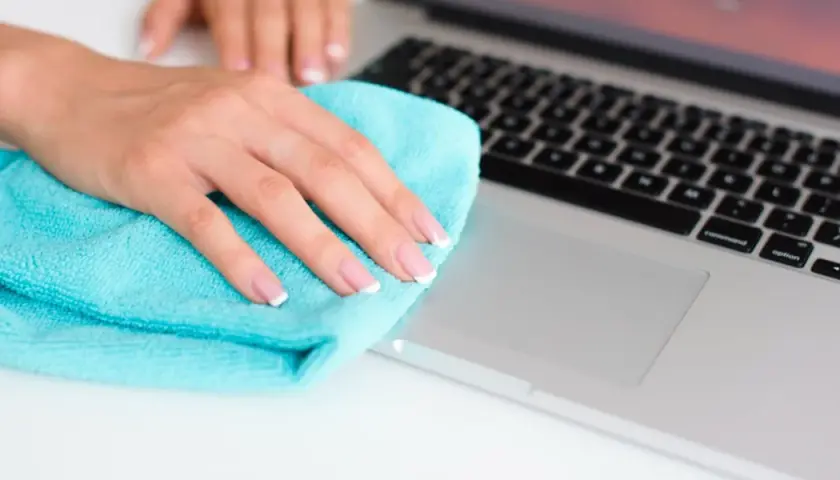 Czym czyścić laptop, aby uniknąć uszkodzeń i zachować jego sprawność