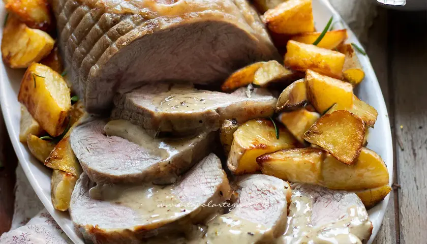 Arrosto di vitello morbido con patate arrosto e un delizioso sughetto.
