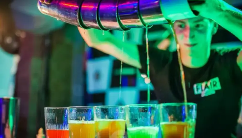 Barman co robi? Odkryj tajniki pracy barmana i jego obowiązki