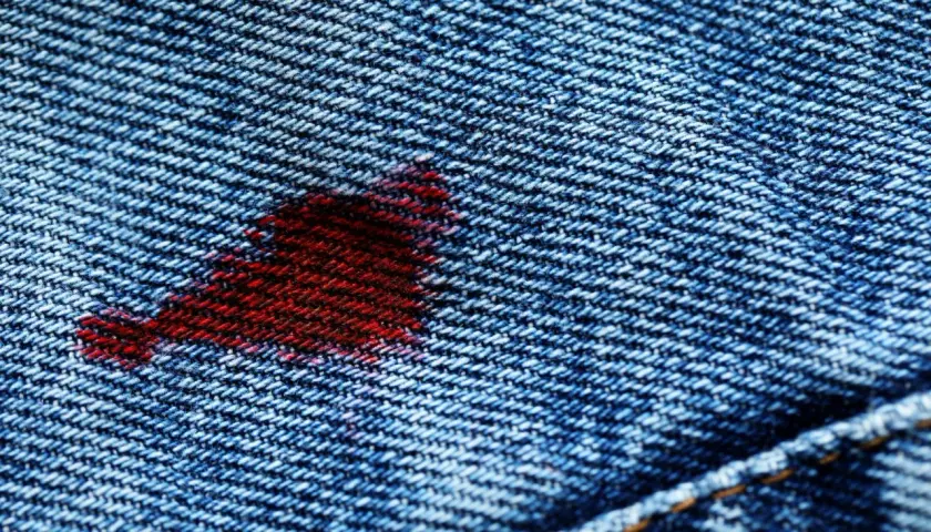 Ein roter Fleck auf blauer Jeans. Ein kleiner Unfall, aber mit den richtigen Mitteln lässt sich Blut aus Jeans entfernen.