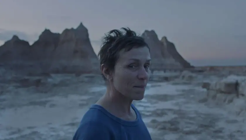 Frances McDormand in Nomadland, una recensione che cattura la solitudine e la resilienza.