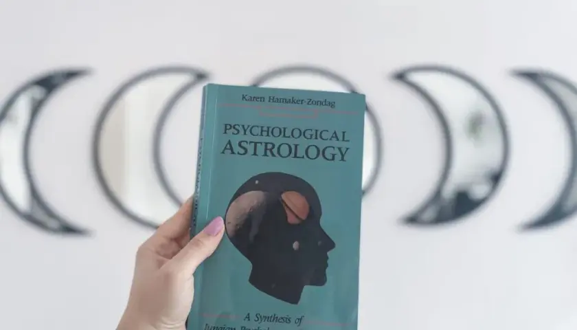 Najlepsze książki o astrologii: odkryj tajemnice swojego znaku