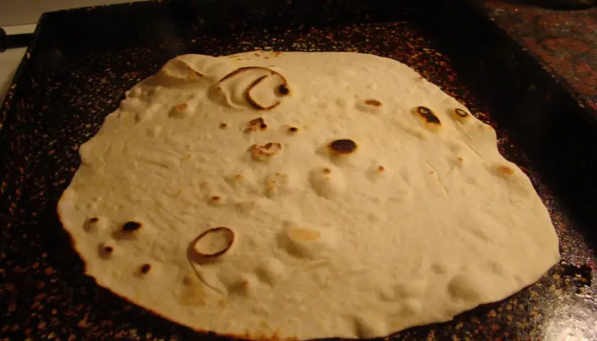 Tortillas de harina dorándose en una sartén.
