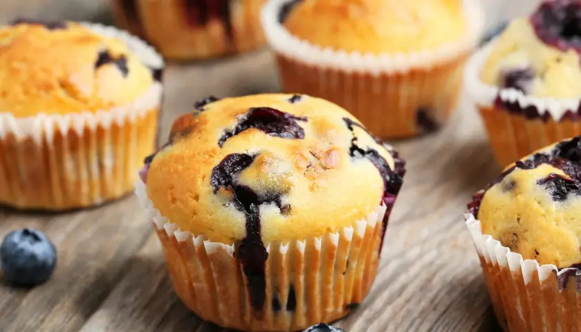 Frisch gebackene Blaubeermuffins mit saftigen Blaubeeren, perfekt für ein einfaches Blaubeermuffins Rezept.