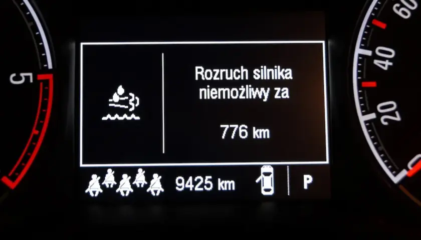 Co się stanie jak zabraknie AdBlue? Silnik nie uruchomi się za 776 km. Ikona symbolizująca płyn i fale ostrzega.