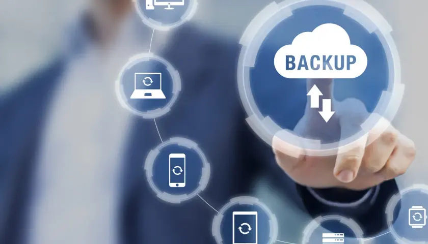 Dedo toca ícono de nube con "BACKUP". Íconos de PC, laptop, móvil, tablet y reloj conectados, simbolizando backup continuo.