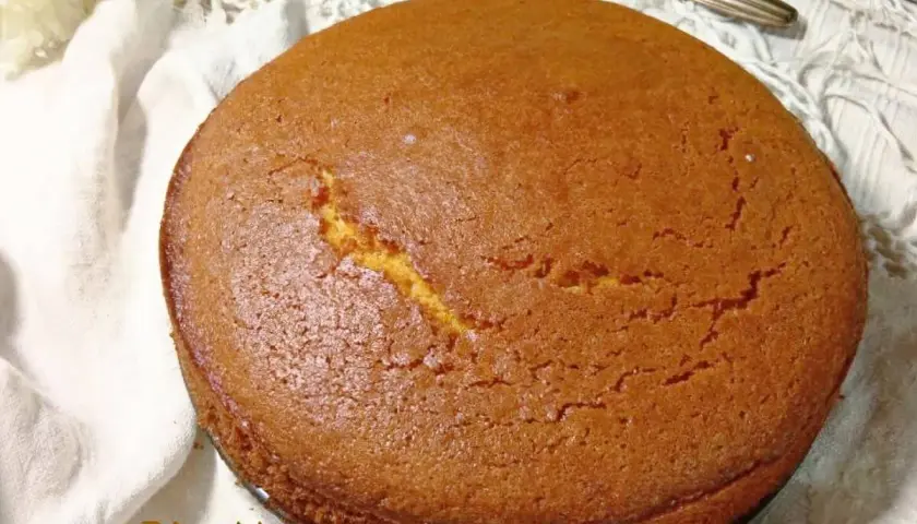Una soffice torta per colazione, dorata e invitante, pronta per essere gustata.