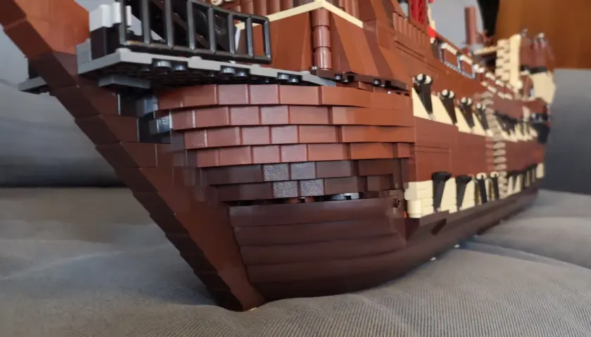 Detailaufnahme eines braunen Lego Piratenschiffs. Die detaillierte Bauanleitung für dieses Modell ist beeindruckend.