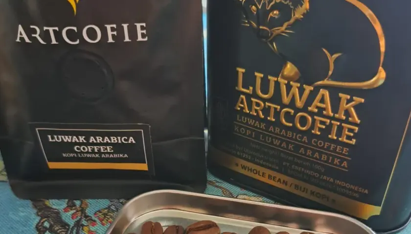 Opakowanie kawy kopi luwak z wizerunkiem zwierzęcia. Luksusowy napój dla koneserów.