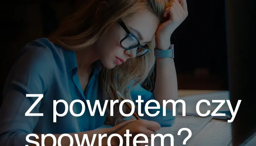 Zmęczona kobieta w okularach pochyla się nad biurkiem, pisząc. Zastanawia się, czy to "z powrotem" czy "spowrotem".