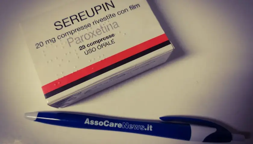 Scatola di Sereupin (paroxetina) 20 mg, 28 compresse. La paroxetina a cosa serve? Utile per trattare ansia e depressione. Penna AssoCareNews.it.
