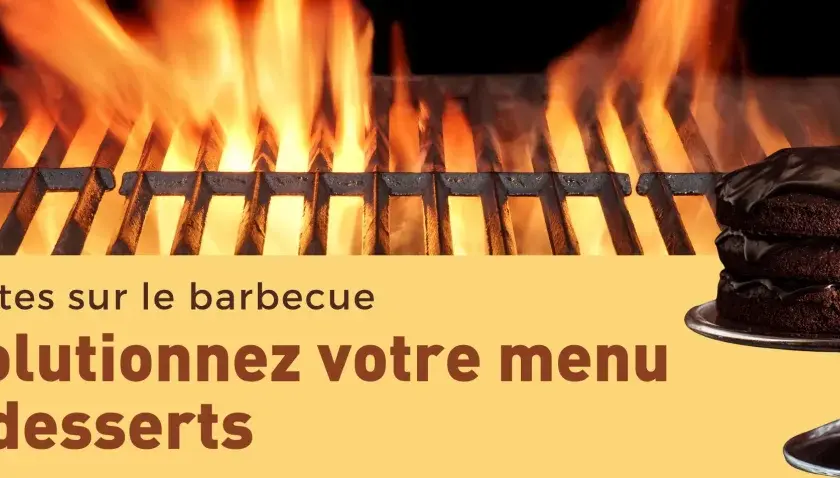Gâteau au chocolat glacé sur un barbecue enflammé, prêt pour un dessert au feu de bois.