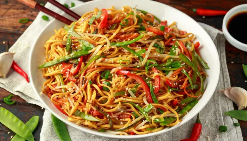Chow mein: Gdzie kupić makaron i sosy? Sklepy, online, ceny!