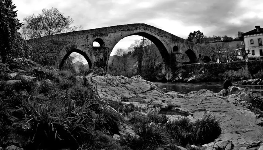 Puente medieval de piedra en Cangas de Onís, ideal para descubrir qué hacer en la zona. Naturaleza y historia se unen.