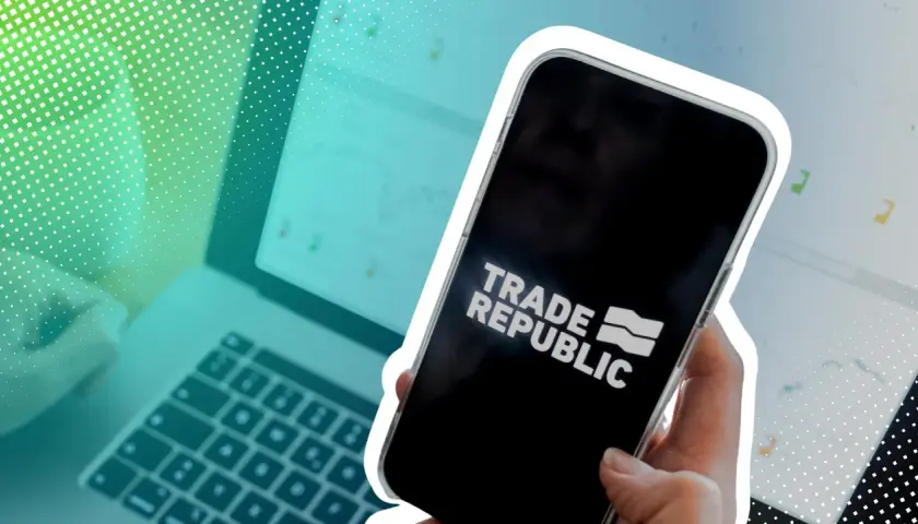 Hand hält Smartphone mit Trade Republic Logo. Im Hintergrund Laptop mit Charts. Die Trade Republic Einlagensicherung gibt Sicherheit.