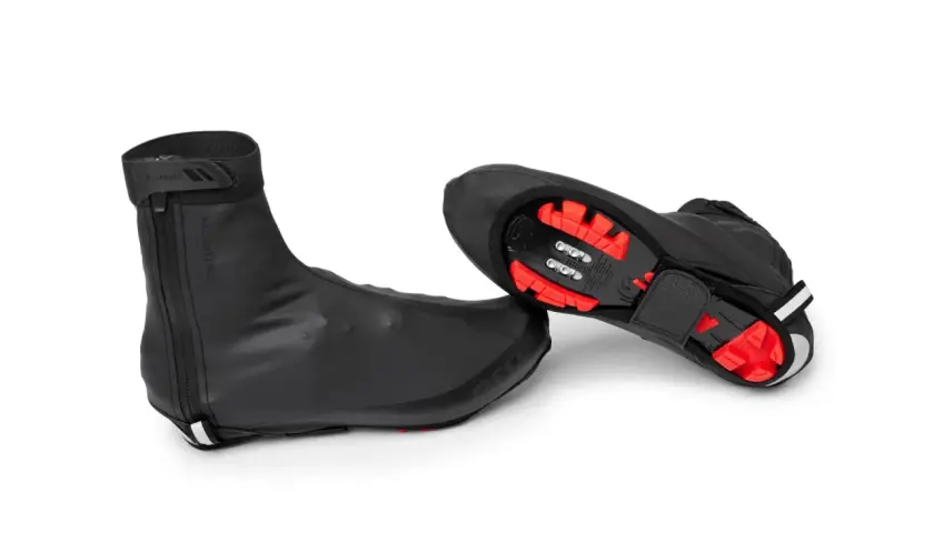 Czarne ochraniacze na buty rowerowe z czerwonymi elementami na podeszwie. Idealna osłona na buty na chłodne dni.