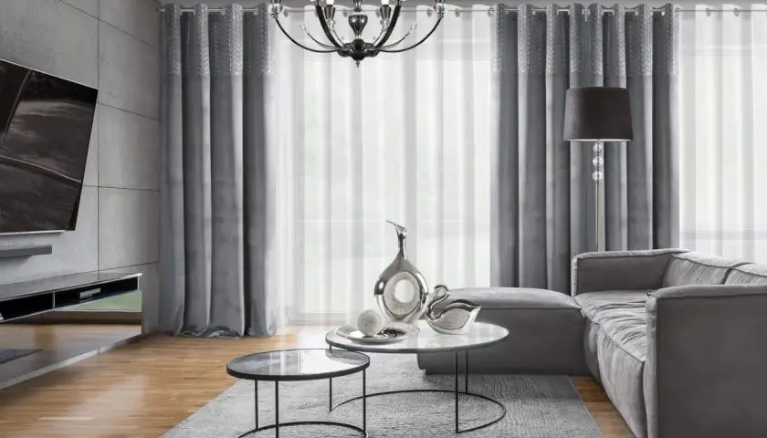Inspirujące aranżacje zasłon do salonu - modne style i wzory