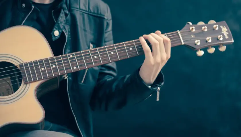 Jak rozciągać palce do gry na gitarze, aby uniknąć kontuzji i poprawić elastyczność