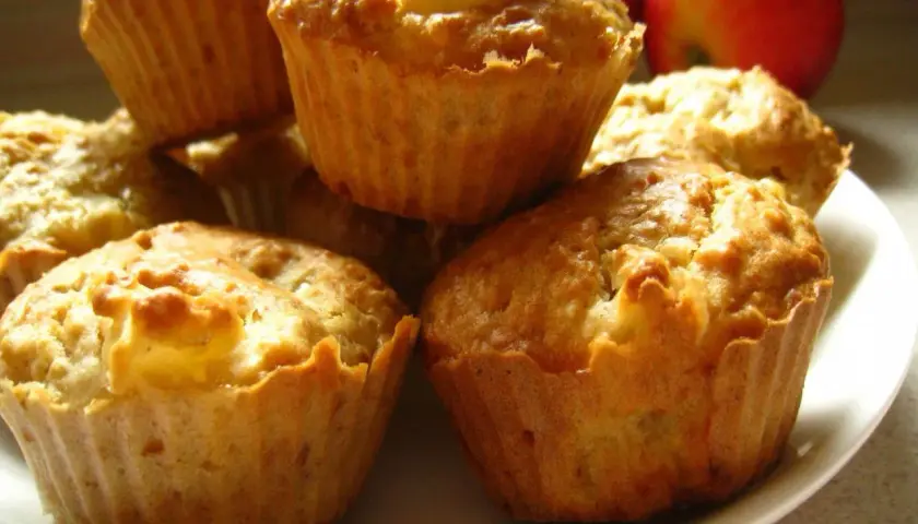 Zdrowe muffinki owsiane z bananem i jabłkiem - proste przepisy, wartości odżywcze i porady