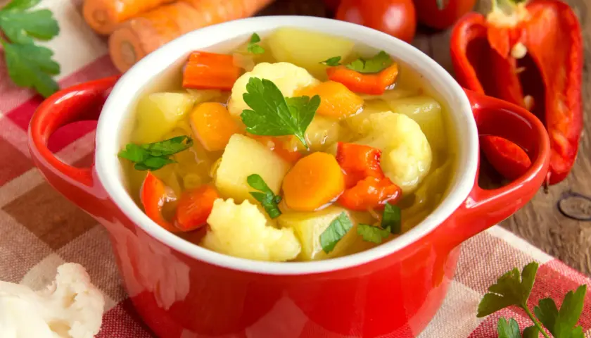 Ile kalorii ma zupa jarzynowa i jak wpływa na Twoją dietę? Fakty i liczby