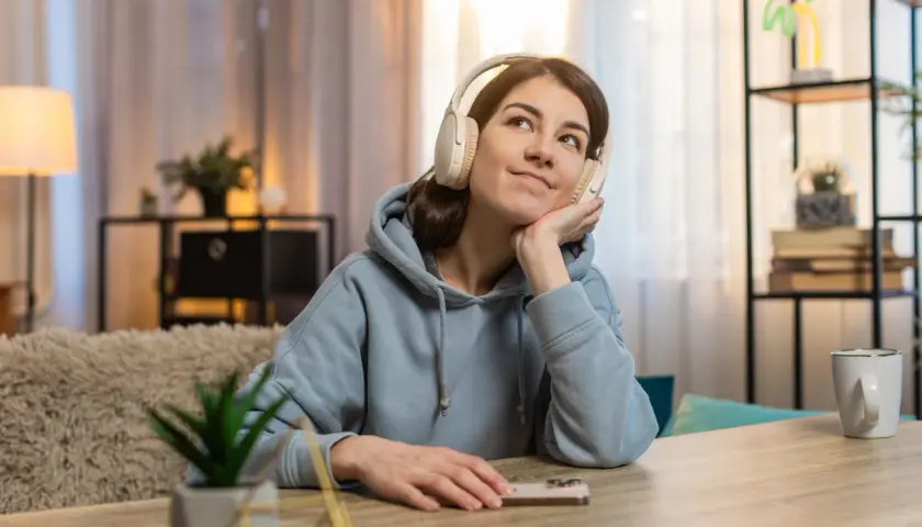 Głos, który wciąga – jak aktorzy wpływają na odbiór książek audio?
